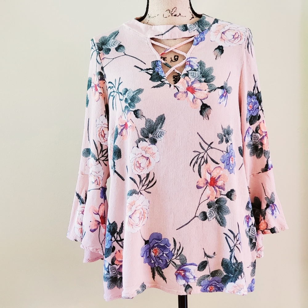 🆕️ Floral bell sleeve blouse NWOT Runs small